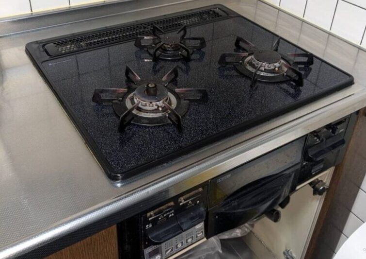 札幌でのビルトインガスコンロ設置例｜黒いガラストップ仕様の3口バーナーとグリル付きタイプ