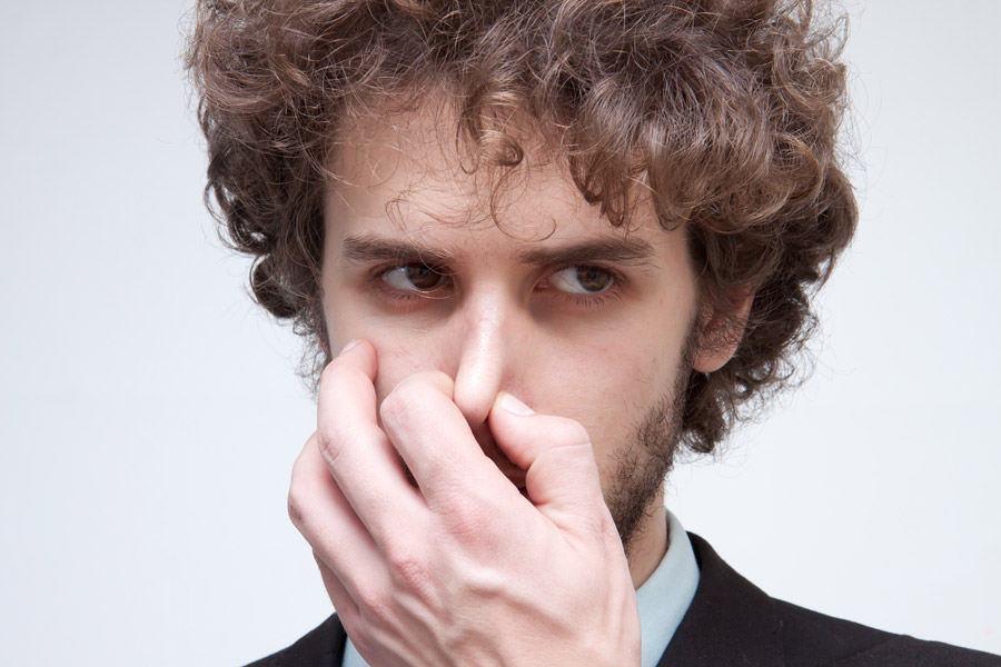 ストーブの臭いが気になる男性