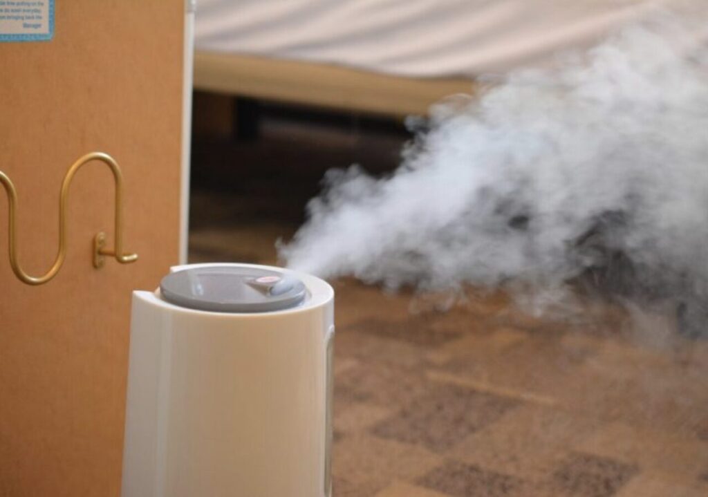 室内で加湿器を使用している画像