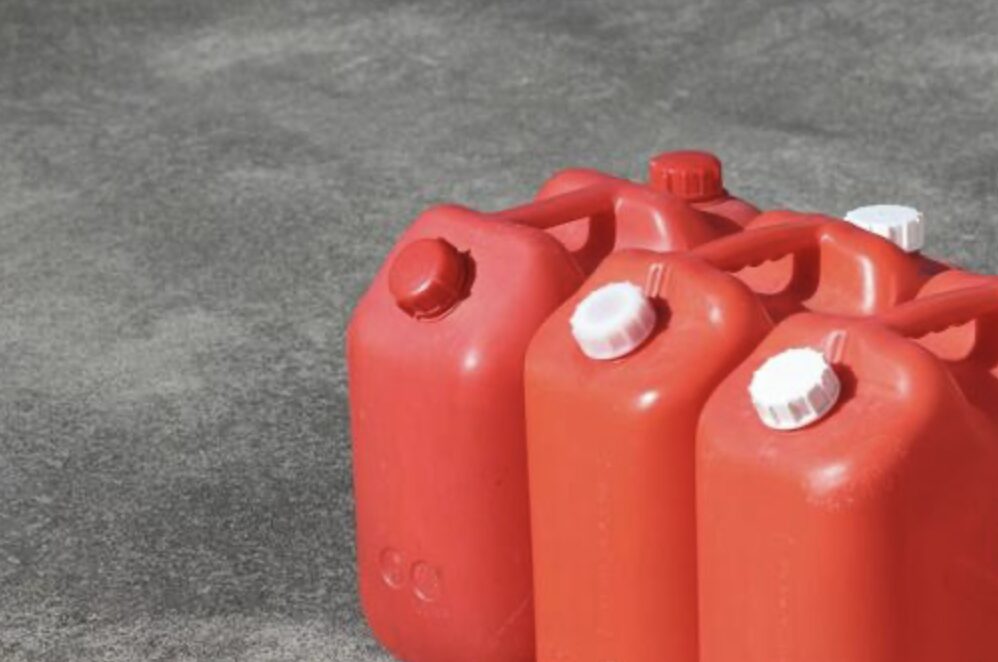 ３つ並んだポリタンクの画像。