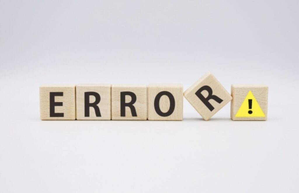 ERRORの文字ブロックと警告マークでエラーを表現したイメージ