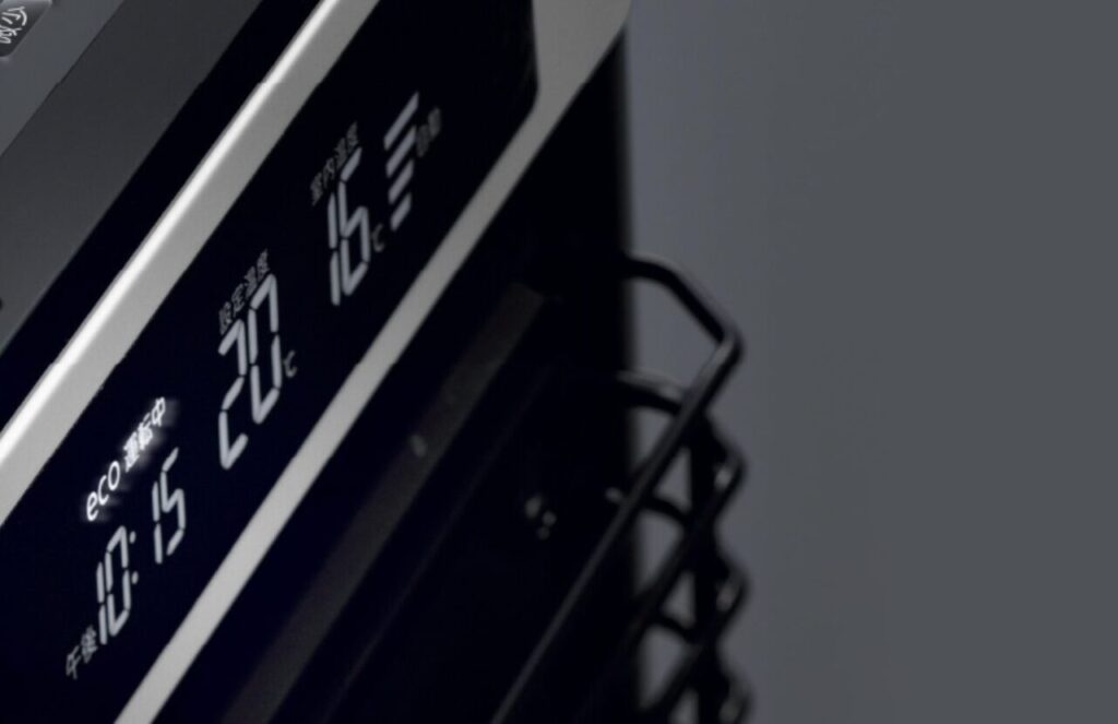 石油ストーブの操作パネルに表示された現在時刻10:15と設定温度20℃・16℃のデジタル表示画面のクローズアップ