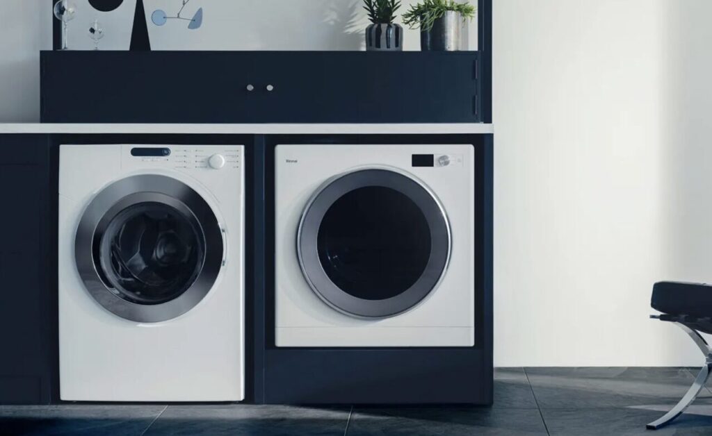 ドラム式洗濯機と乾燥機が並んだシンプルなランドリースペースの様子。