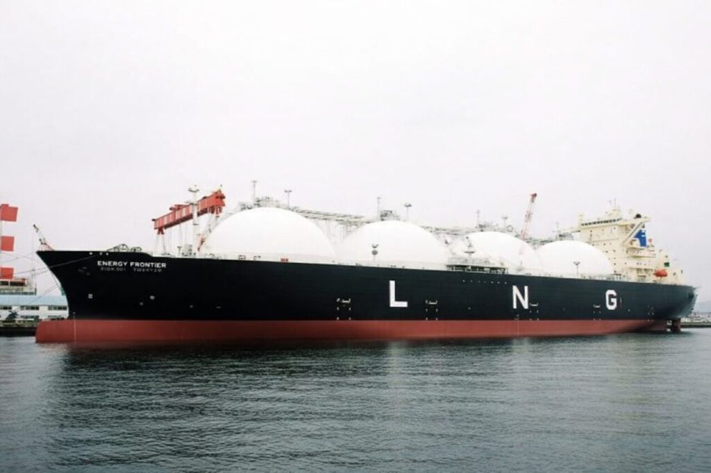 港に停泊するLNGタンカーと白い球形タンクが並ぶ大型ガス輸送船の全景