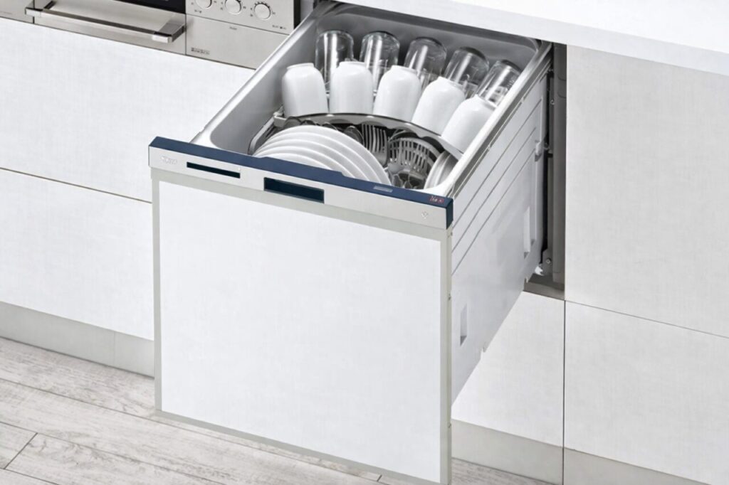 引き出し式のビルトイン食洗機に食器やグラスが整然と並べられている様子