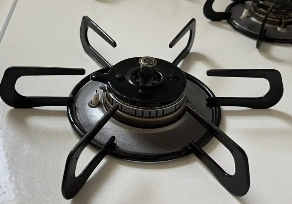 白い天板のガスコンロで五徳とバーナー部分を上から見た状態