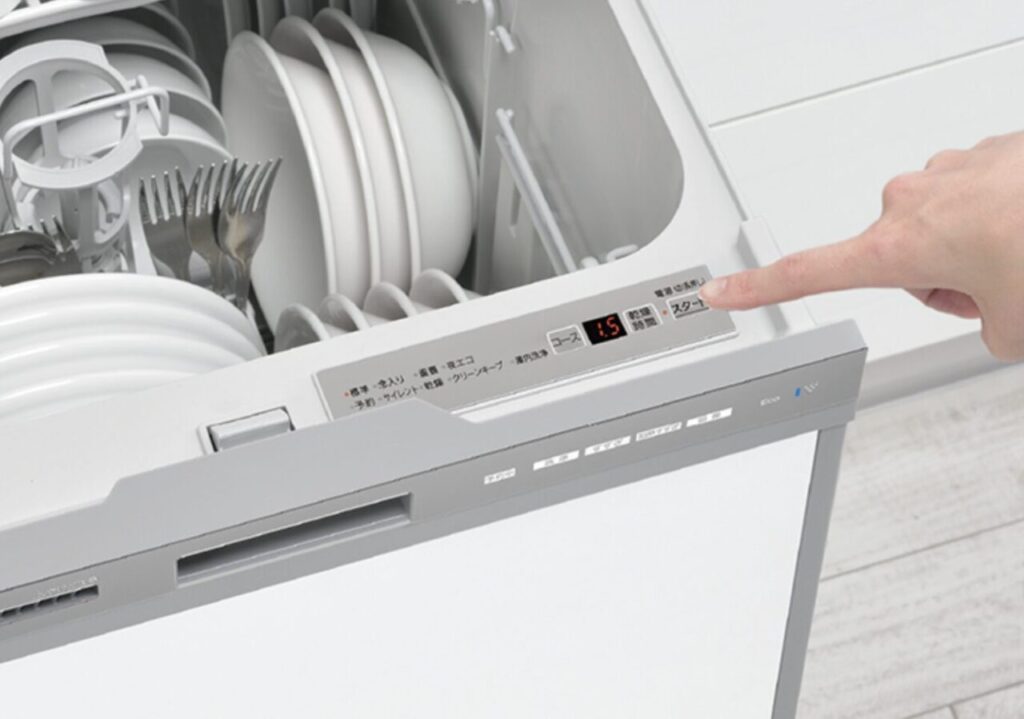 ビルトイン食洗機の操作パネルを指で押してコースを選択しているシーン