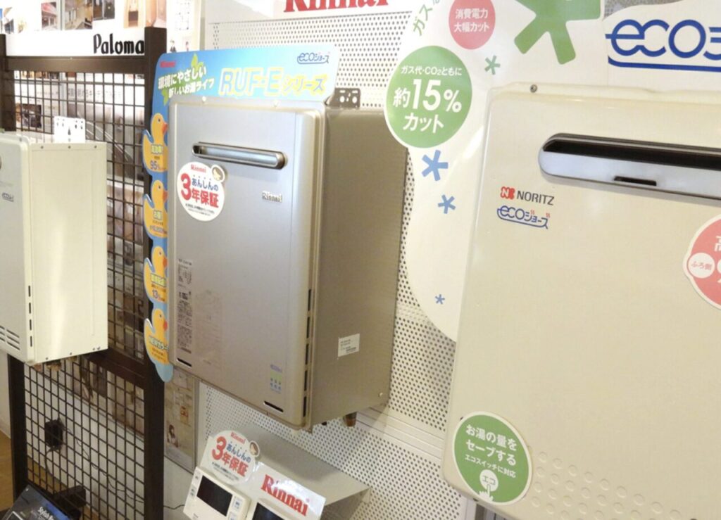 ショールームに展示されたエコジョーズ給湯器。リンナイやノーリツの高効率ガス給湯器が並び、省エネ性能をアピールしている様子。