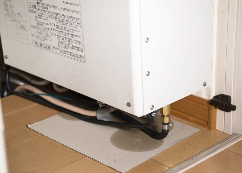 ボイラーの下より灯油が漏れている様子