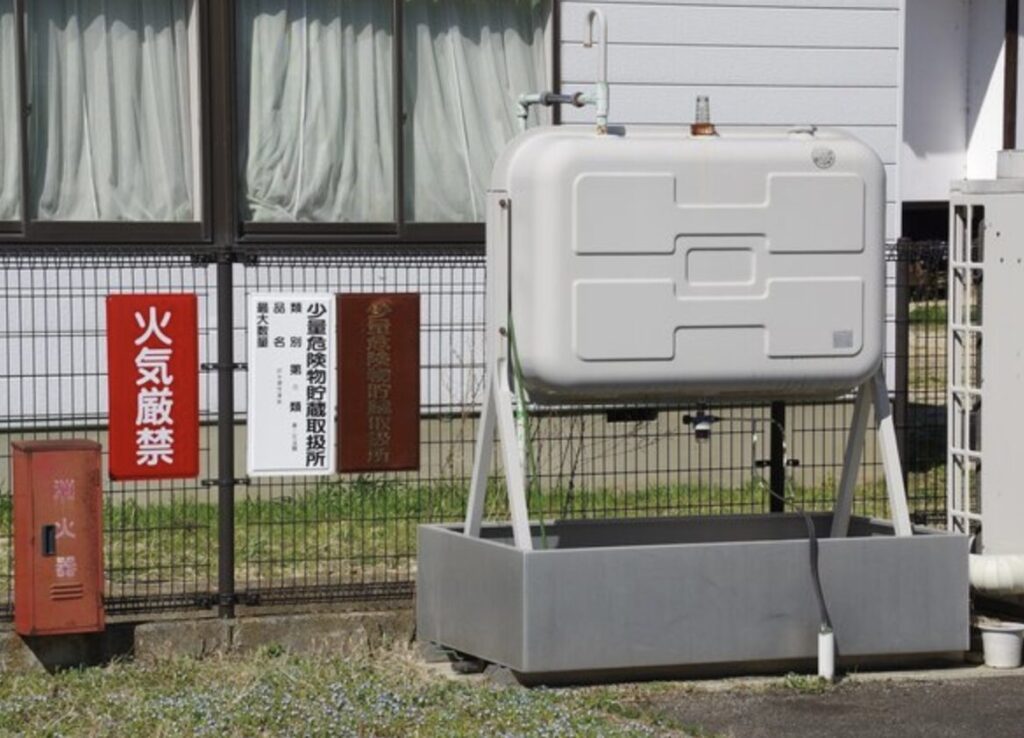 外に設置されている４９０Lの灯油タンクの様子