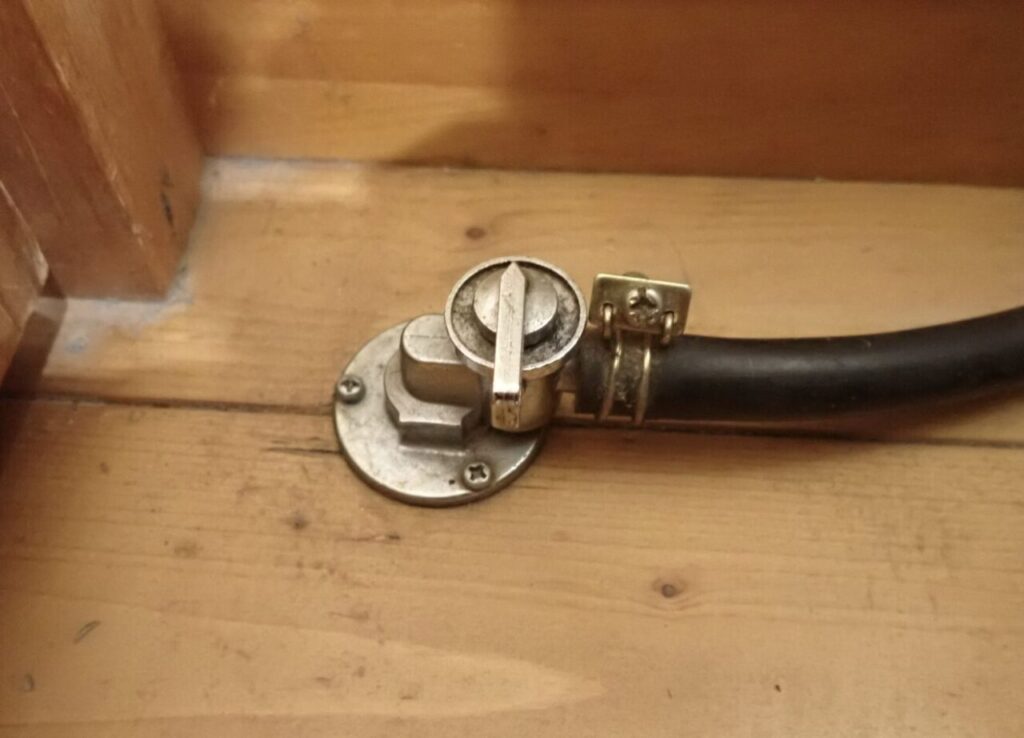 室内の灯油コックが閉止されている状況