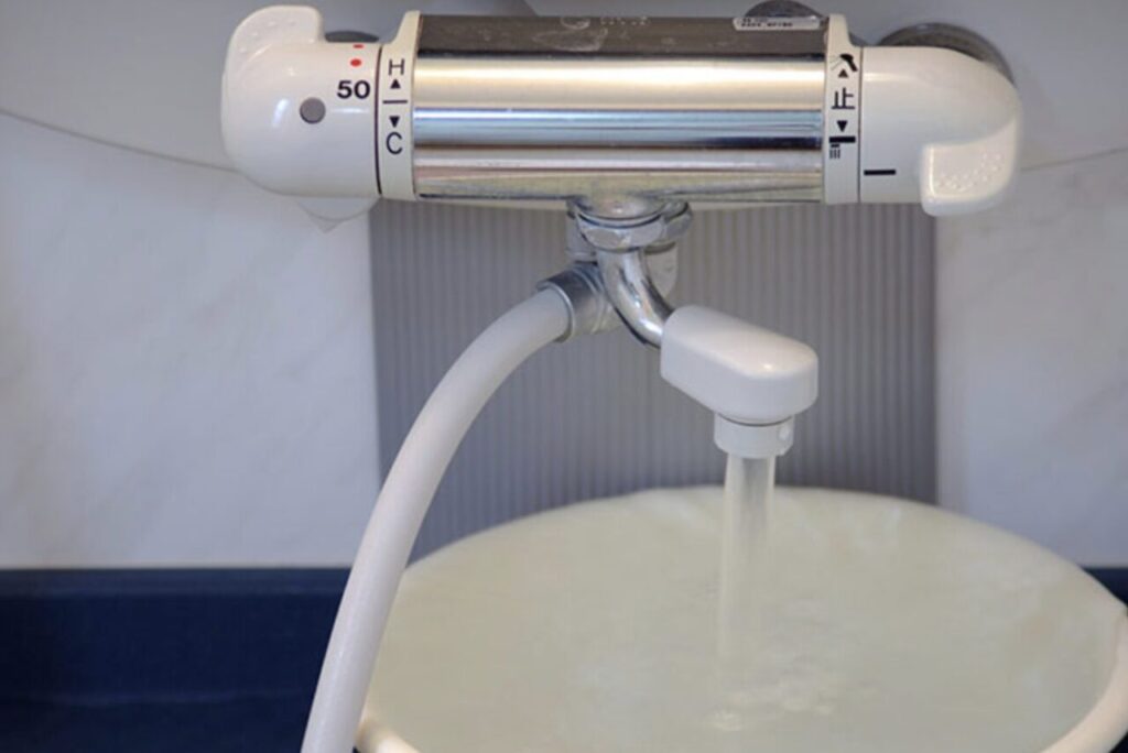 浴室水栓からお湯が出ている様子