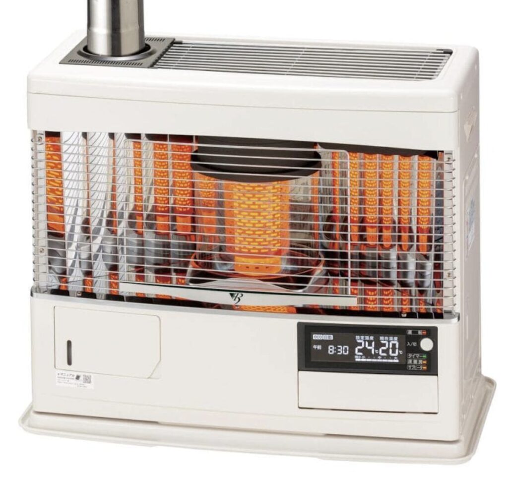 煙突が接続されたFF式石油ストーブの正面外観と燃焼部の様子