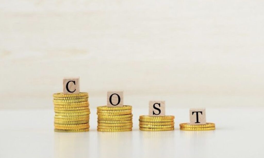 コインの積み上げ量でコストの大小を比較している概念イメージ