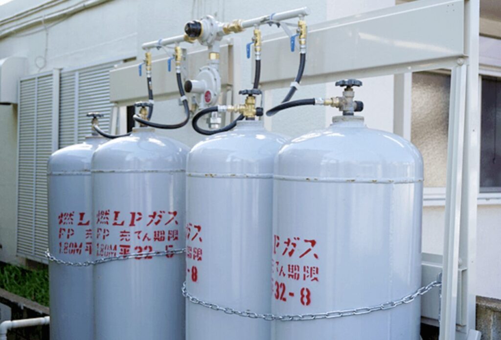 建物外に設置されたLPガスボンベとガス供給配管設備