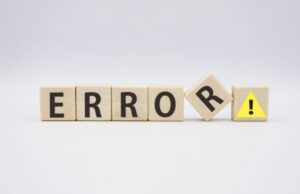 ERRORの文字ブロックと警告マークで給湯器トラブルやエラーを表現したイメージ