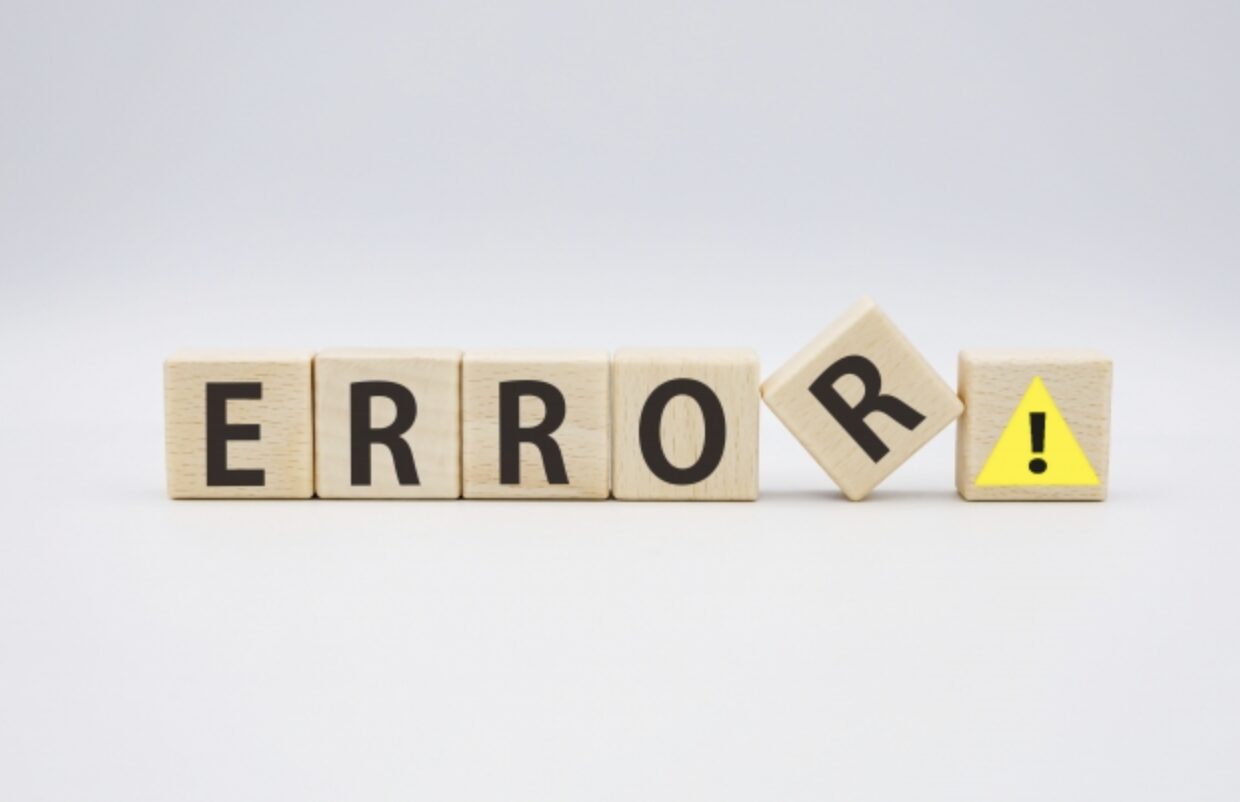 ERRORの文字ブロックと警告マークで給湯器トラブルやエラーを表現したイメージ