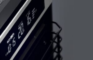 石油ストーブの操作パネルに表示された現在時刻10:15と設定温度20℃・16℃のデジタル表示画面のクローズアップ