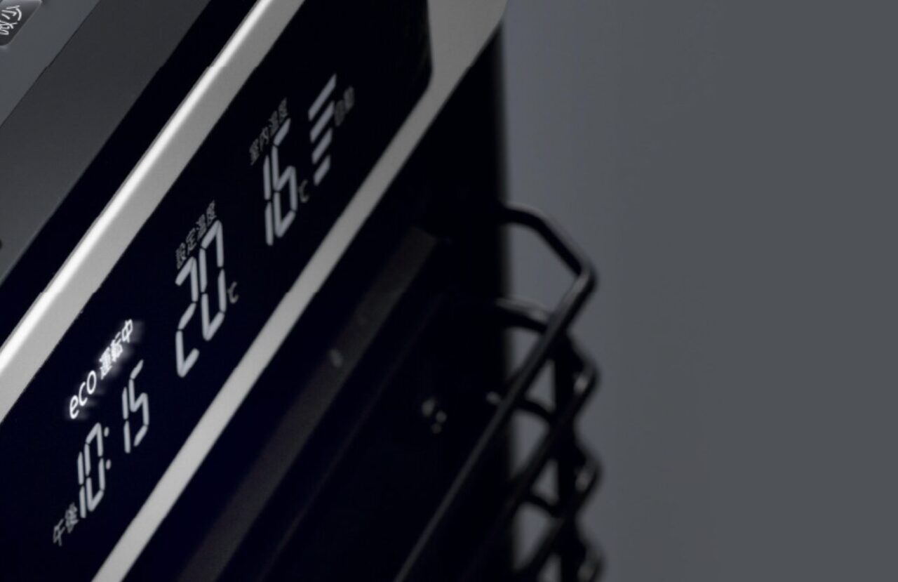 石油ストーブの操作パネルに表示された現在時刻10:15と設定温度20℃・16℃のデジタル表示画面のクローズアップ