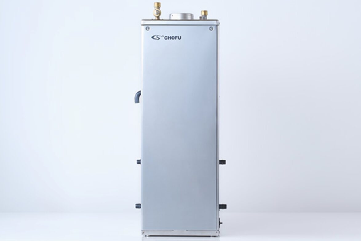 長府製の石油給湯器を正面から見た時の様子