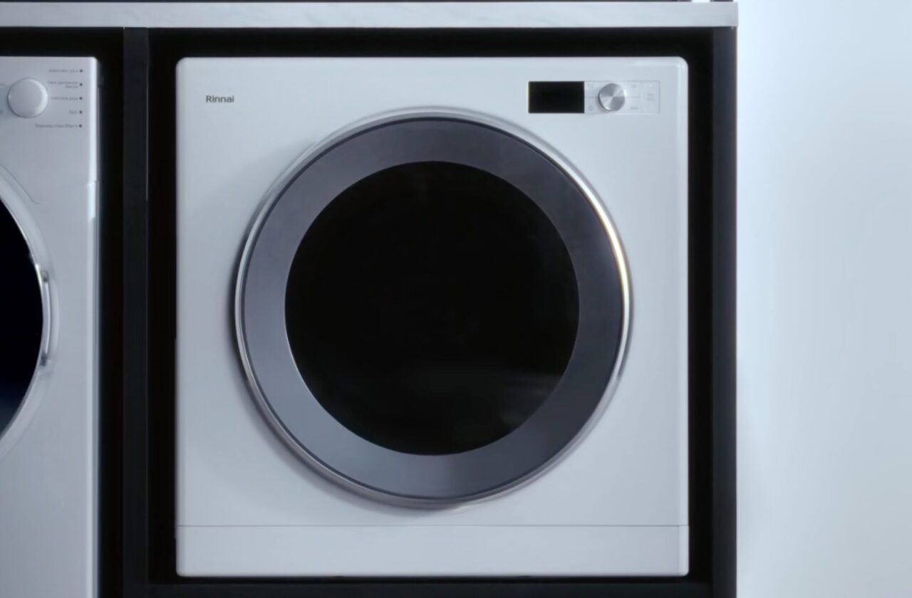 白いドラム式乾燥機の正面が中央に配置されたシンプルなランドリースペースのクローズアップビュー