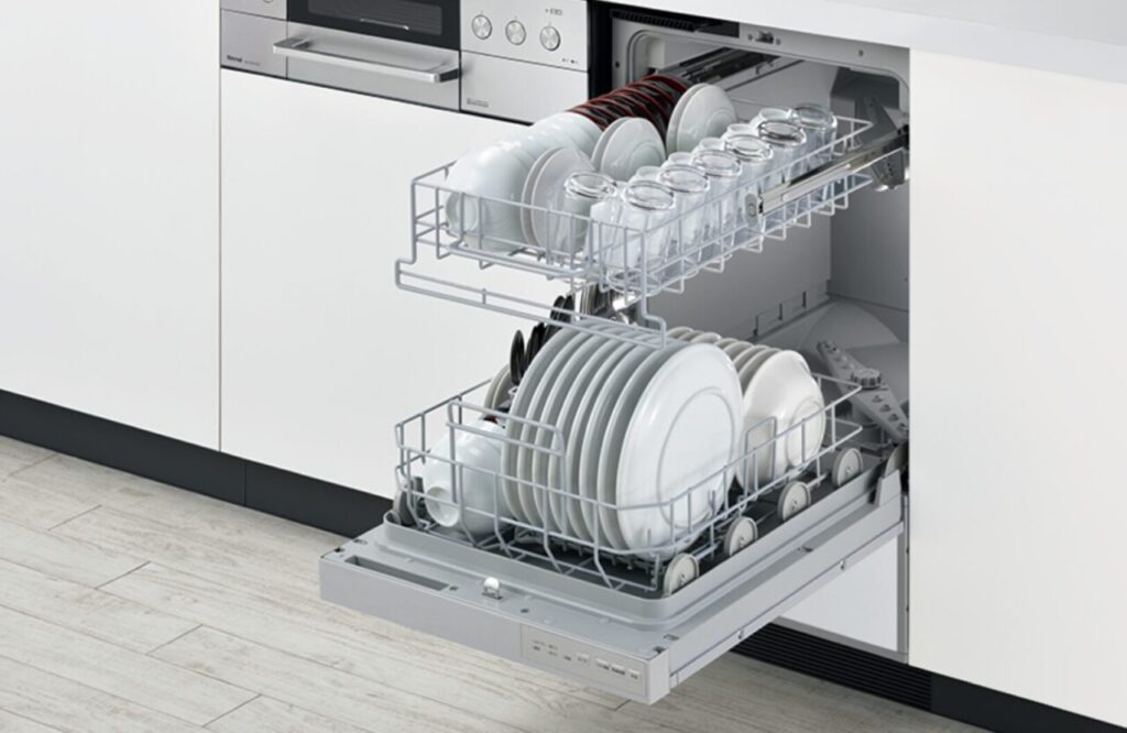 スライドオープン式のビルトイン食洗機を引き出し、上下ラックに食器をセットした状態
