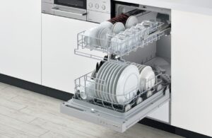 スライドオープン式のビルトイン食洗機を引き出し、上下ラックに食器をセットした状態