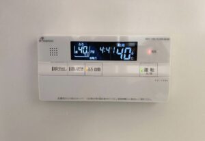 パーパス製の給湯器リモコンで、浴槽温度40℃・給湯温度40℃が表示されている操作パネルの様子
